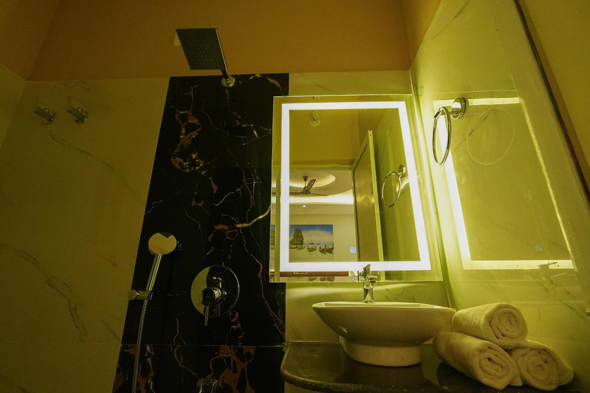 Hotel Rj Патна Екстериор снимка