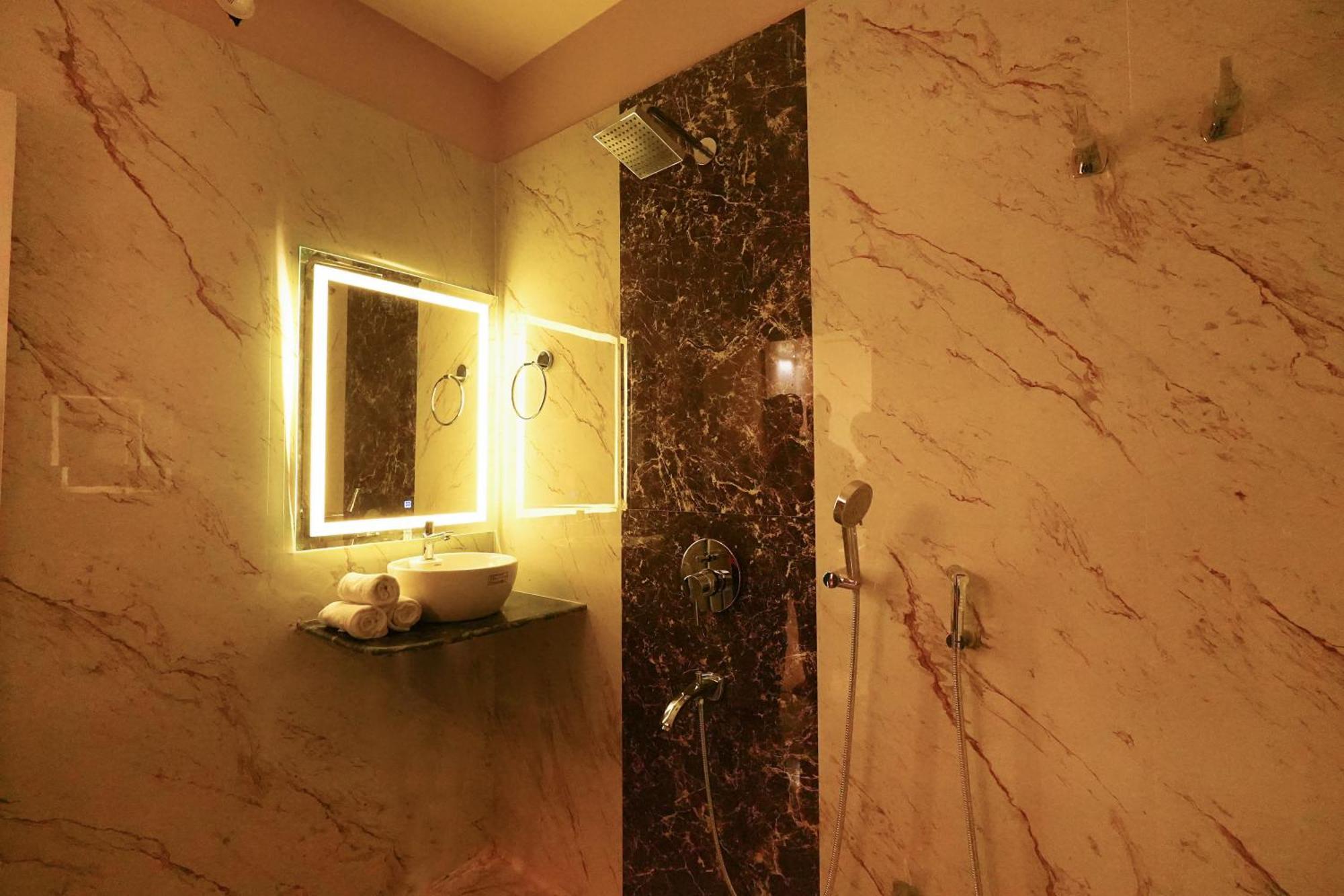 Hotel Rj Патна Екстериор снимка